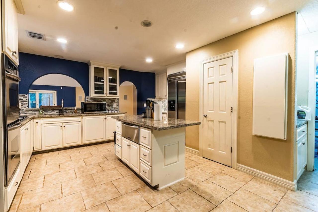 Huge 6 Bedroom With Pool, Spa, 85 Inch Tv, Game Room Houston Buitenkant foto
